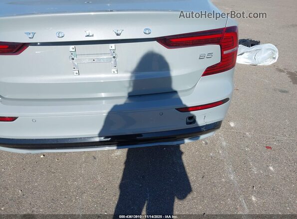 7JRL12FK8RG322924 2024 VOLVO S60 Серебряный Вид спереди
