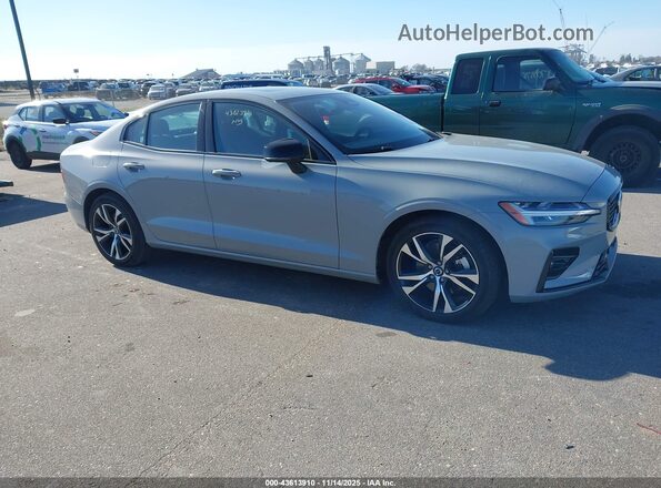 7JRL12FK8RG322924 2024 VOLVO S60 Серебряный Передняя правая четверть