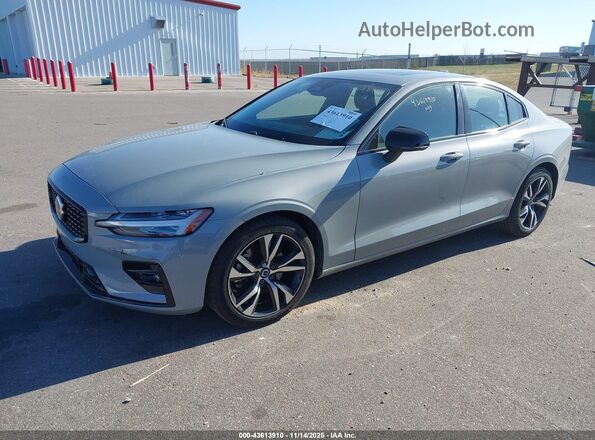 7JRL12FK8RG322924 2024 VOLVO S60 Серебряный Передняя левая четверть