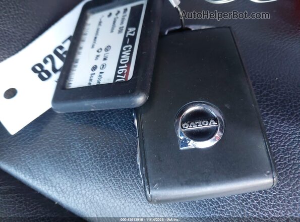 7JRL12FK8RG322924 2024 VOLVO S60 Серебряный Вид панели приборов