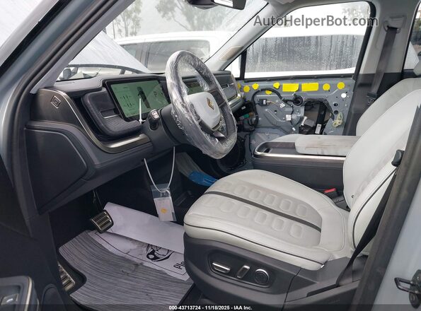 7PDSGBBA6RN041098 2024 RIVIAN R1S Gray Вид салону спереду
