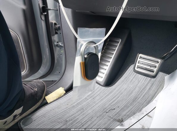 7PDSGBBA6RN041098 2024 RIVIAN R1S Gray Вид панелі приладів