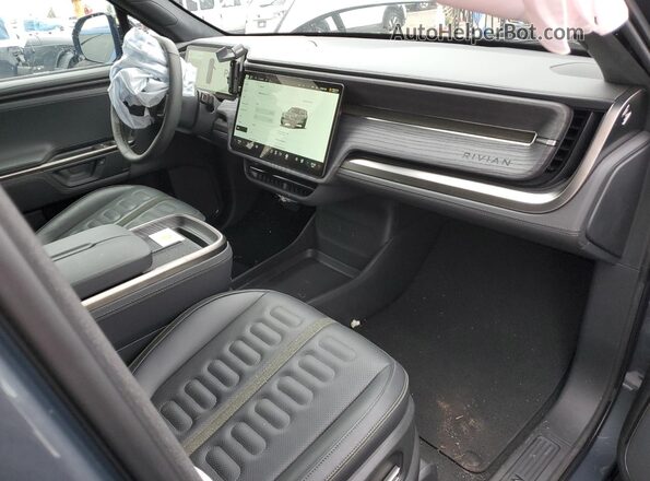 7PDSGBBAXSN053230 2025 RIVIAN R1S Gray Вид панелі приладів
