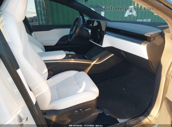 7SAXCBE60RF440557 2024 TESLA MODEL X Черный Вид салона спереди