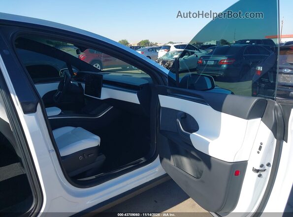 7SAXCBE68NF331760 2022 TESLA MODEL X Белый Вид салона спереди