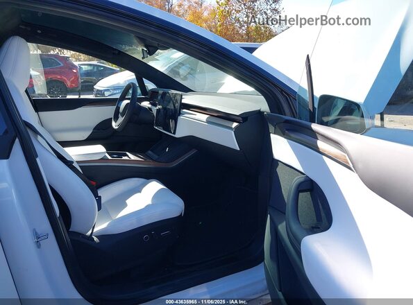 7SAXCDE51TF475103 2026 TESLA MODEL X Белый Вид салона спереди