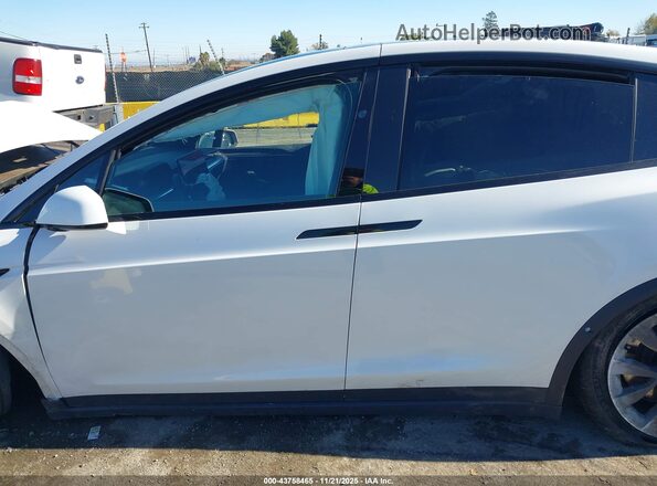 7SAXCDE55NF339480 2022 TESLA MODEL X Белый Вид задней части салона