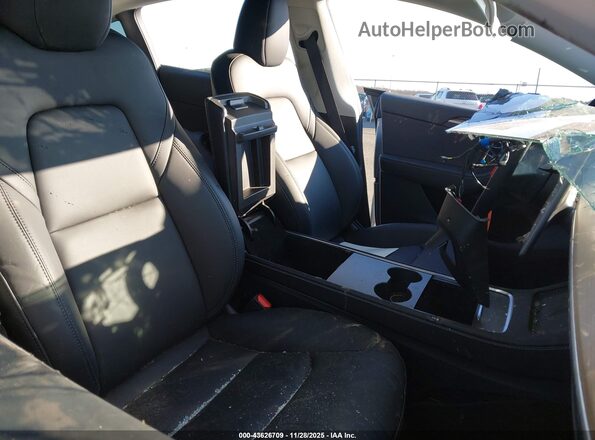 7SAYGAEE3RF212921 2024 TESLA MODEL Y Silver Widok wnętrza z przodu