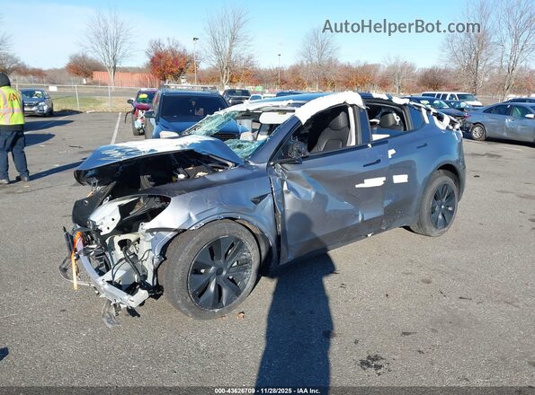 7SAYGAEE3RF212921 2024 TESLA MODEL Y Silver Widok z przodu