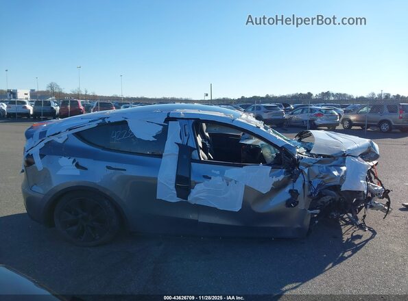 7SAYGAEE3RF212921 2024 TESLA MODEL Y Silver Widok wnętrza z tyłu