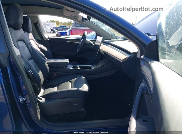 7SAYGAEE6RF155047 2024 TESLA MODEL Y Blue Widok wnętrza z przodu