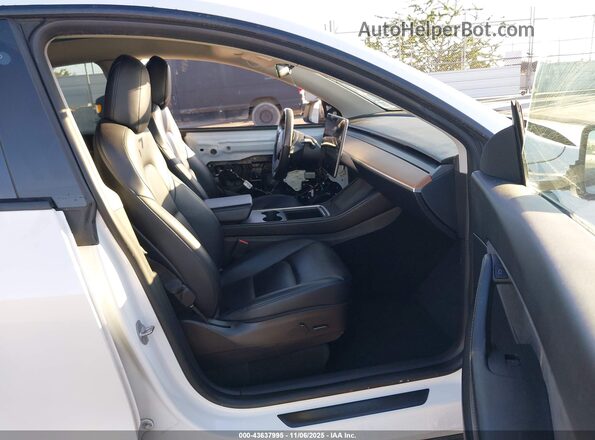 7SAYGDEE0NF363789 2022 TESLA MODEL Y White Front interior view