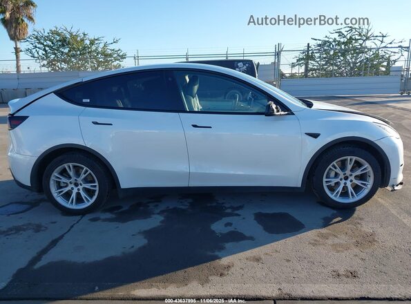 7SAYGDEE0NF363789 2022 TESLA MODEL Y White Rear interior view