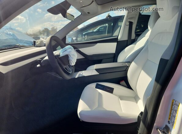 7SAYGDEE1TA461241 2026 TESLA MODEL White Front interior view