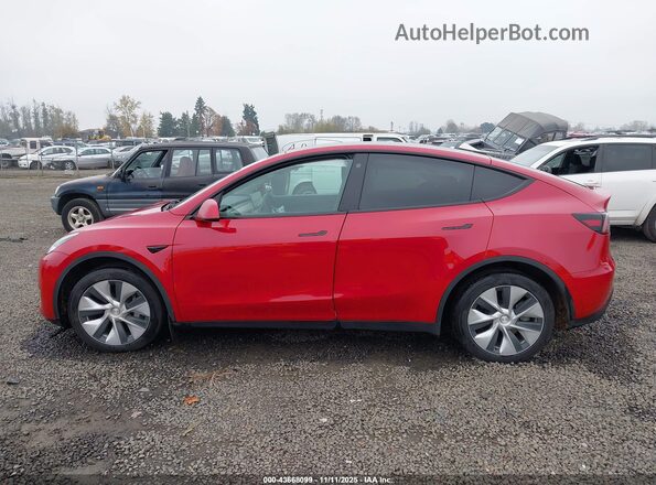 7SAYGDEE3NF461831 2022 TESLA MODEL Y Red Widok wnętrza z tyłu
