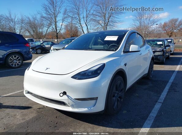 7SAYGDEE3SF223490 2025 TESLA MODEL Y White Առջևի ձախ երեք քառորդ տեսարան
