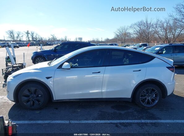 7SAYGDEE3SF223490 2025 TESLA MODEL Y White Սալոնի հետևի տեսք