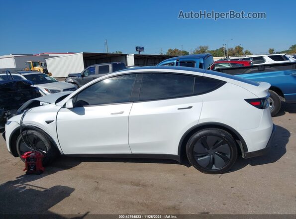 7SAYGDEE4TA496114 2026 TESLA MODEL Y White Widok wnętrza z tyłu