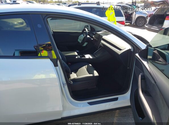 7SAYGDEE4TA496114 2026 TESLA MODEL Y White Widok wnętrza z przodu