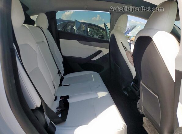 7SAYGDEE5TA406677 2026 TESLA MODEL White Widok tylnych siedzeń