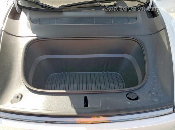 7SAYGDEE5TA406677 2026 TESLA MODEL White Widok wnętrza z tyłu