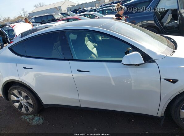 7SAYGDEE6PF683699 2023 TESLA MODEL Y White Vista interior trasera