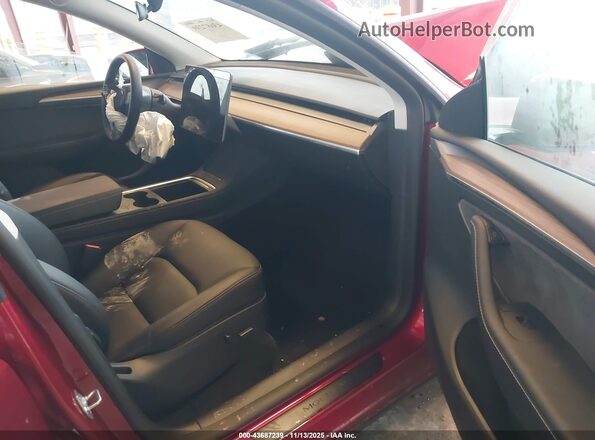 7SAYGDEE6SF237450 2025 TESLA MODEL Y Red Widok wnętrza z przodu