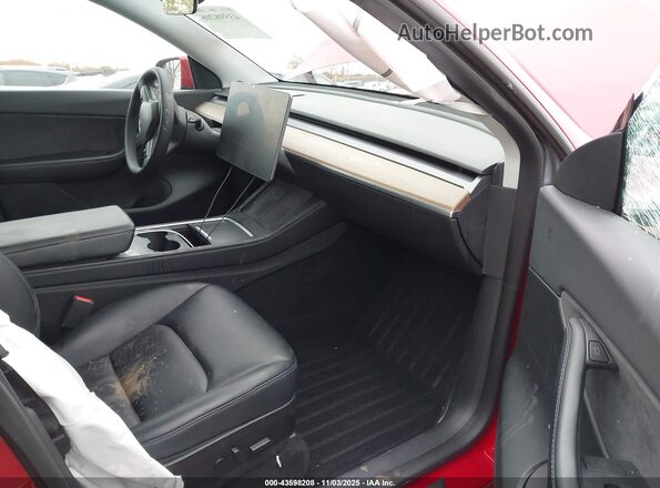 7SAYGDEE8NF310077 2022 TESLA MODEL Y Red Widok wnętrza z przodu