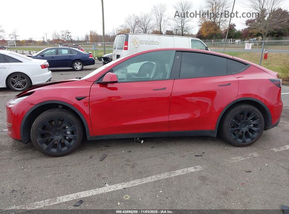 7SAYGDEE8NF310077 2022 TESLA MODEL Y Red Widok wnętrza z tyłu