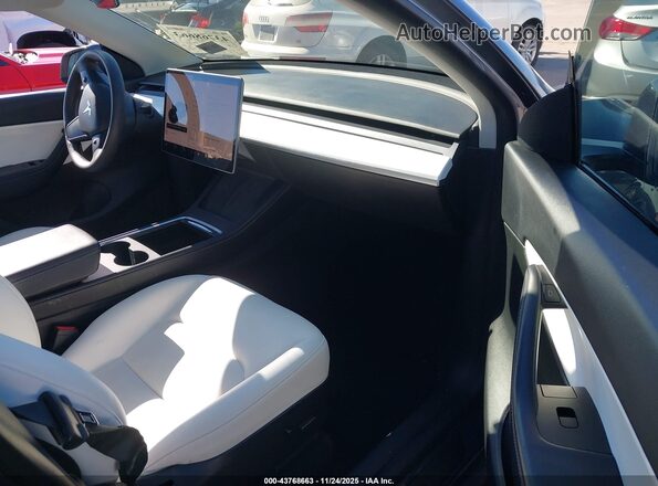 7SAYGDEE8NF311908 2022 TESLA MODEL Y Gray Front interior view