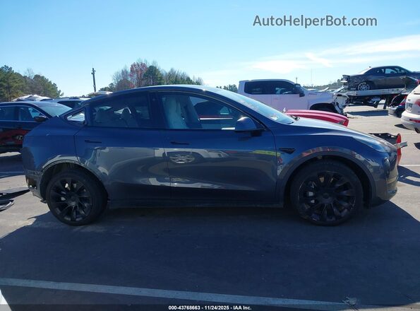 7SAYGDEE8NF311908 2022 TESLA MODEL Y Gray Rear interior view