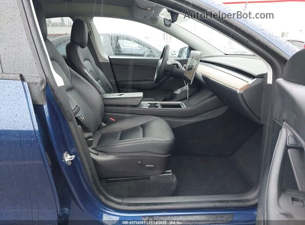 7SAYGDEE8NF504463 2022 TESLA MODEL Y Blue Widok wnętrza z przodu