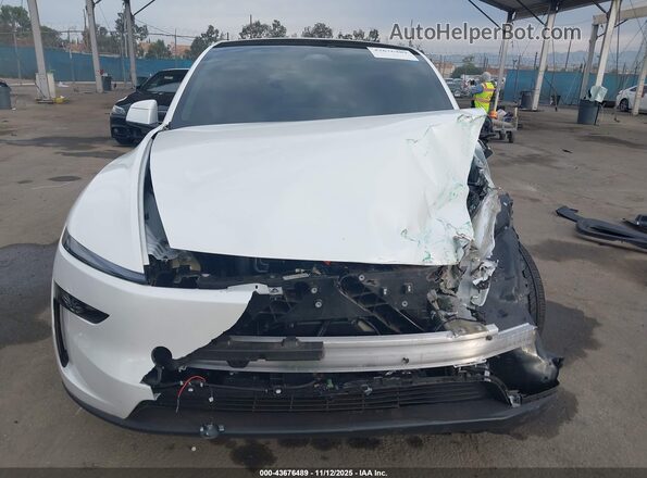 7SAYGDEE8TF409950 2026 TESLA MODEL Y White Widok wnętrza z tyłu