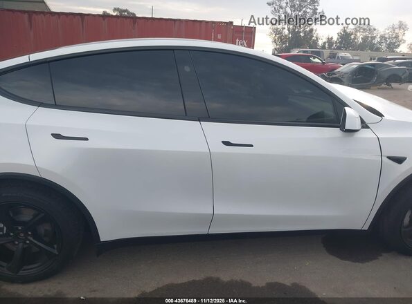 7SAYGDEE8TF409950 2026 TESLA MODEL Y White Widok wnętrza 360 stopni