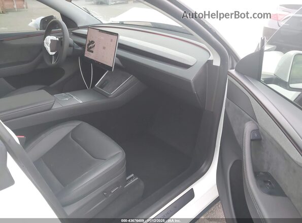 7SAYGDEE8TF409950 2026 TESLA MODEL Y White Widok wnętrza z przodu