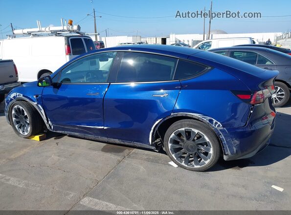 7SAYGDEEXNF393379 2022 TESLA MODEL Y Blue Widok wnętrza z tyłu