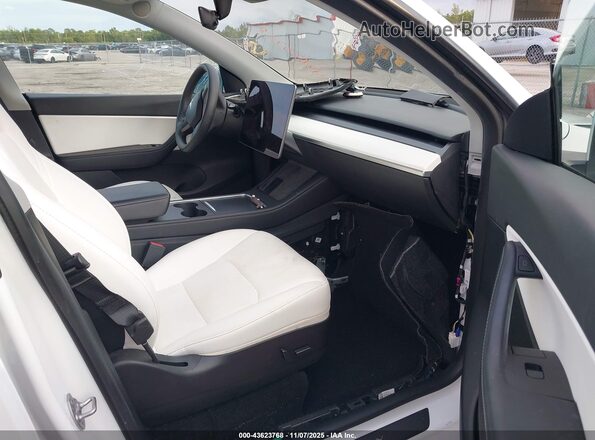 7SAYGDEF5NF323622 2022 TESLA MODEL Y White წინა სალონის ხედი