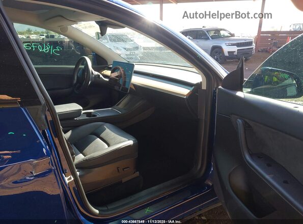 7SAYGDEF6NF318672 2022 TESLA MODEL Y Синий Вид салона спереди