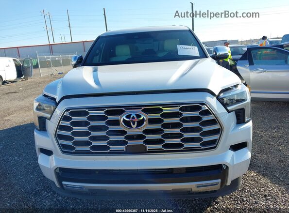 7SVAAABA2RX042516 2024 TOYOTA SEQUOIA Белый Вид задней части салона