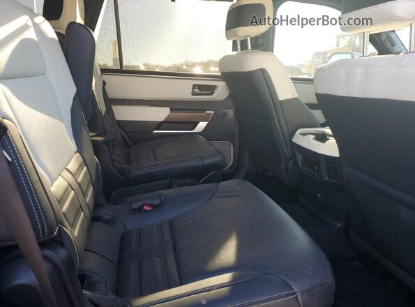 7SVAAABA9PX018145 2023 TOYOTA SEQUOIA Silver Vista interior trasera