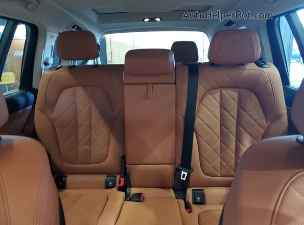 5UX23EM0XP9P24967 2023 BMW X7 Silver Widok wnętrza z tyłu