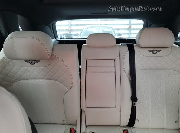 SJAAC2ZV1HC014037 2017 BENTLEY BENTAYGA Красный Вид задней части салона