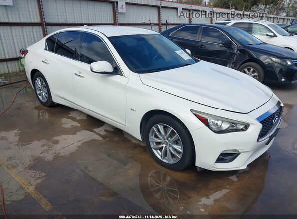 JN1CV7AP2JM240392 2018 INFINITI Q50 White Front right