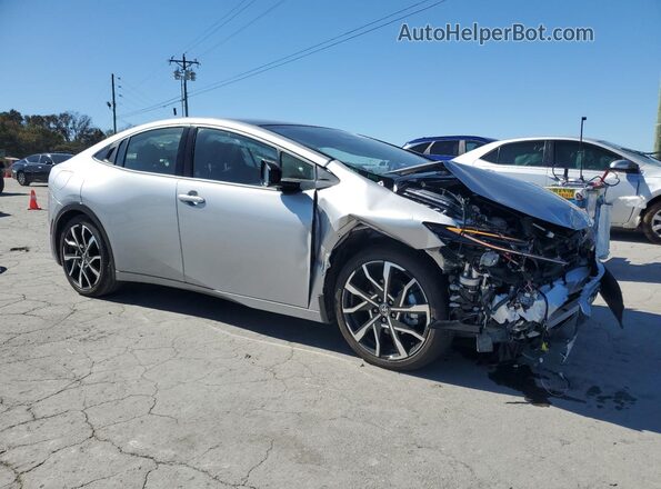 JTDACACU0S3048213 2025 TOYOTA PRIUS Серебряный Передняя правая четверть