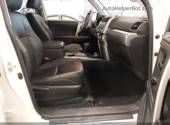 JTESU5JR7P6165375 2023 TOYOTA 4RUNNER White Widok wnętrza z przodu