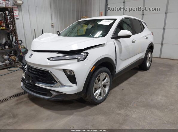 KL4AMCSL1SB088253 2025 BUICK ENCORE White წინა მარცხენა ხედი სამი მეოთხედიდან