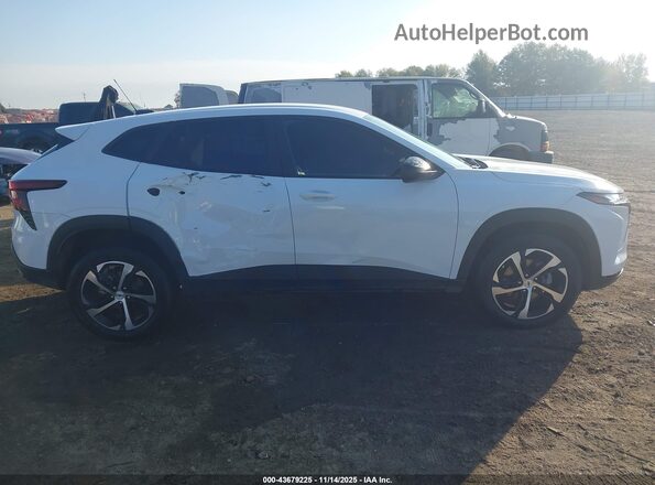 KL77LGEP7SC255067 2025 CHEVROLET TRAX Белый Вид задней части салона