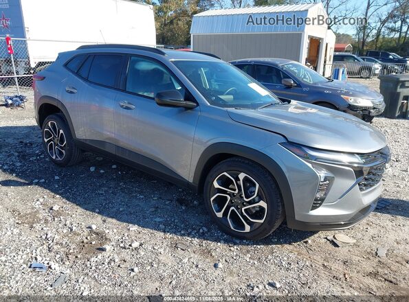 KL77LJEP1SC309380 2025 CHEVROLET TRAX Серый Передняя правая четверть