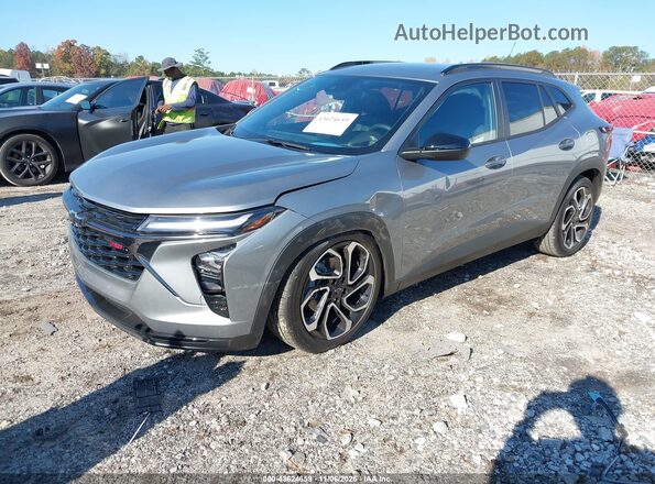 KL77LJEP1SC309380 2025 CHEVROLET TRAX Серый Передняя левая четверть