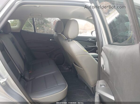 KL77LKEP3SC135608 2025 CHEVROLET TRAX Серый Вид наклейки с VIN-кодом